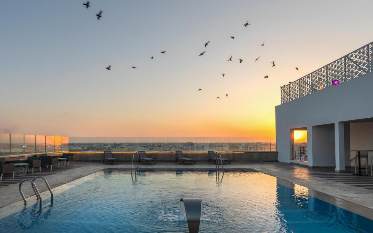 Radisson Hotel Sfax Exterior foto Rooftop pool at the hotel