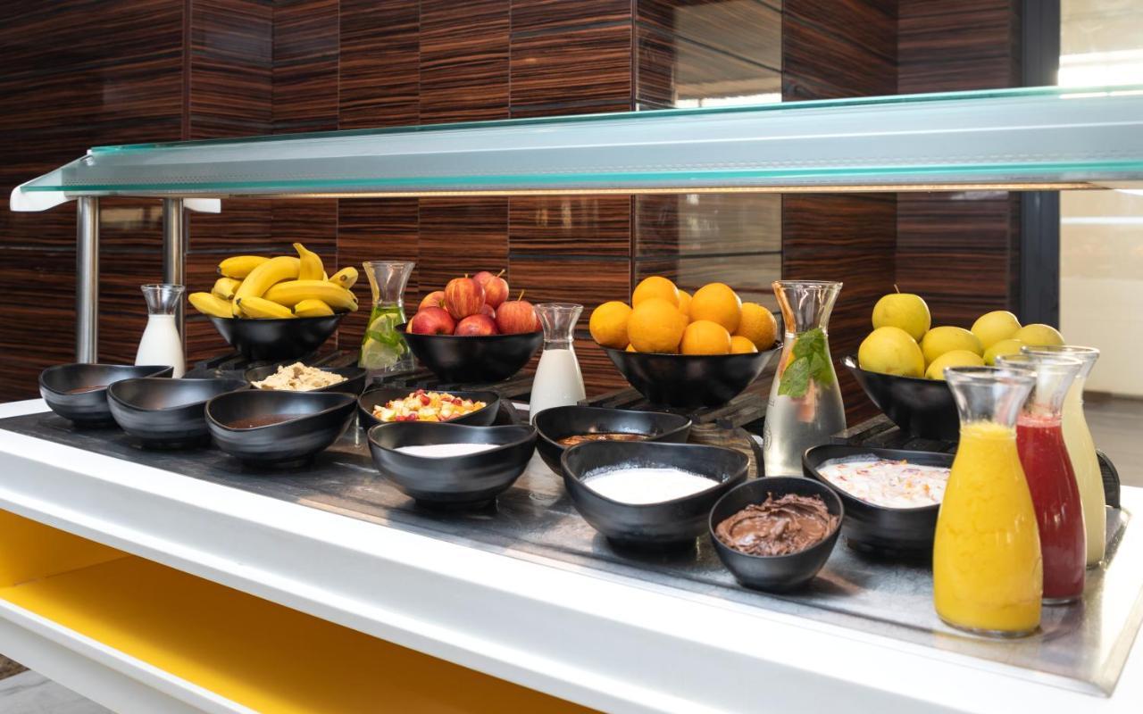 Radisson Hotel Sfax Exterior foto A salad bar