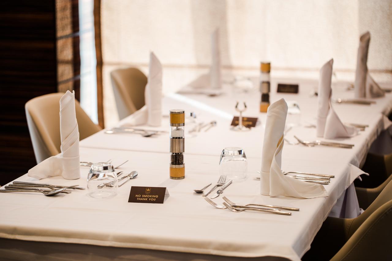 Radisson Hotel Sfax Exterior foto A table set for a formal meal